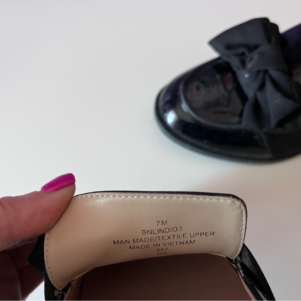 Bandolino Black Patent Leather Loafers with Bow - Picture 3 of 3
